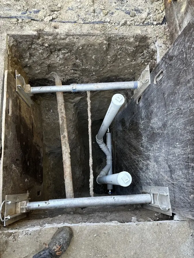 Experienced plumber completing Drain Cleaning work in Hoquiam